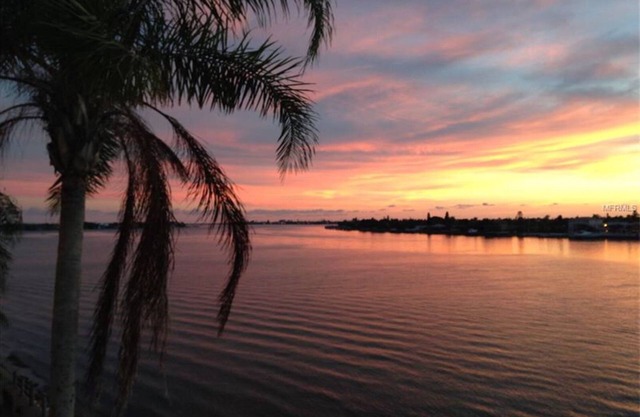 NOUVEAU TO HOMEAWAY! 2BR, 2bath unité de fin de condo sur la paisible baie de Boca Ciega