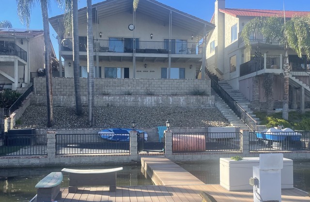 Belle maison au bord de l'eau avec quai à Canyon Lake, Ca.