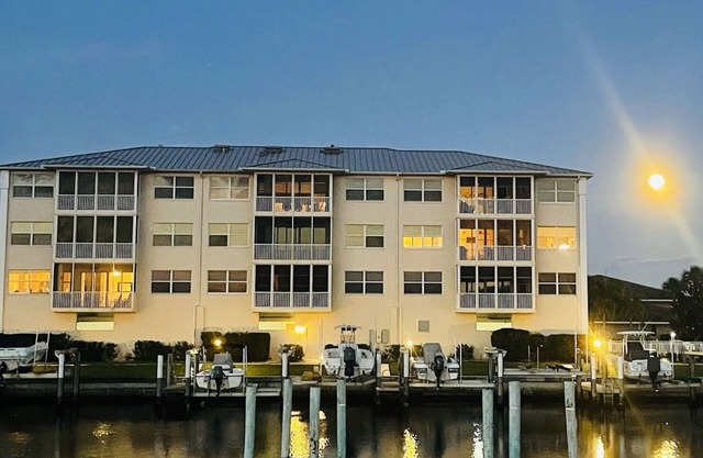Beautiful waterfront 2-bdrm condo w/office. Easy access to Fishermans Village!