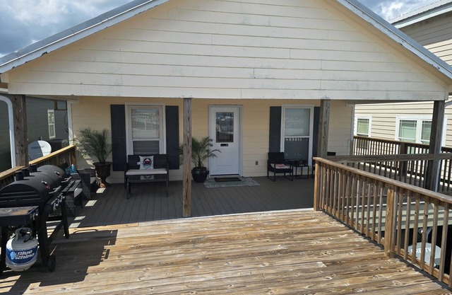 Waterfront 3Bdr/2 Bath in Venice Marina NO BOAT SLIP NO ICE