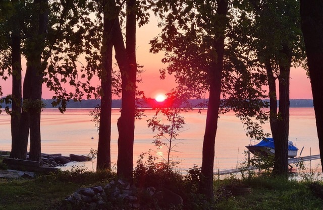 Beautiful waterfront cottage with fantastic sunsets and plenty of room to play!