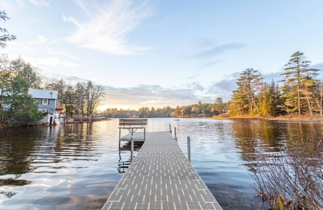 Magnifique bord de l'eau, maison quatre saisons sur le charmant lac Crescent!