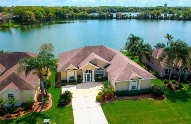 Belle maison au bord de l'eau pour la famille