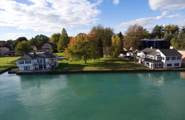 Belle maison au bord de l'eau avec vue sur la rue Rivière Clair