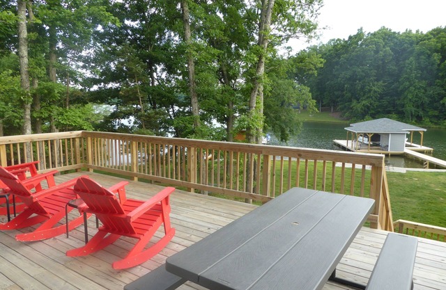 Nouvelle maison magnifique au bord de l'eau sur le lac Anna