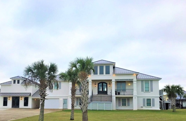 BELLE MAISON EN BORD DE MER AVEC BATEAU ET ÉNORMES PORCHES!