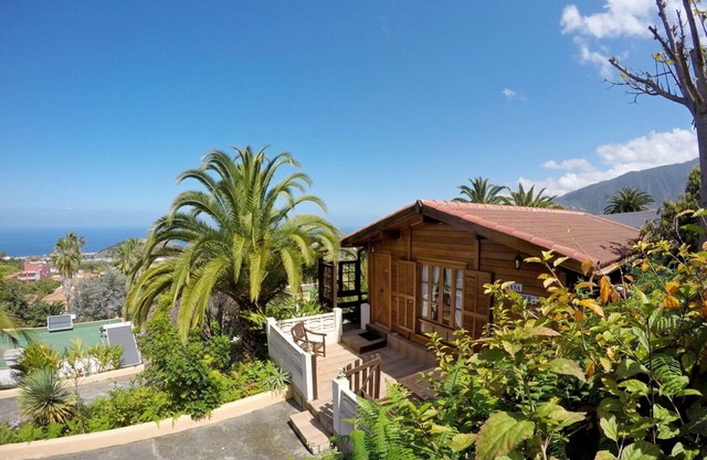Belle maison en bois sur une finca calme entourée de palmiers