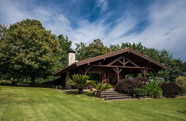 Belle maison en bois, avec piscine privée et 9 000 mètres de jardins