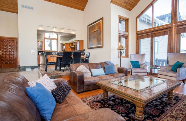 Belle maison alpine avec vue panoramique depuis le pont, concept ouvert, bain à remous