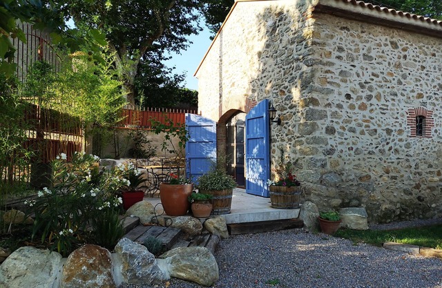 Grange magnifiquement rénovée (avec piscine) au centre de Laroque des Albères