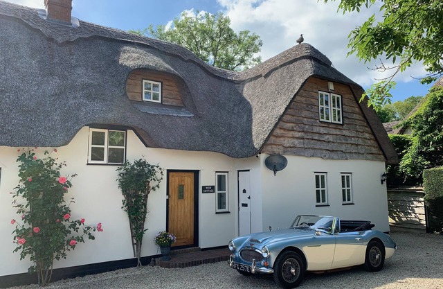 Magnifiquement Nommé Riverside Thatched Cottage. Centre-ville, pourtant isolé