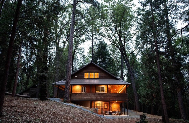Maison isolée de 3 étages sur 3 000 pieds carrés sur 150 acres adjacente à la forêt El Dorado.