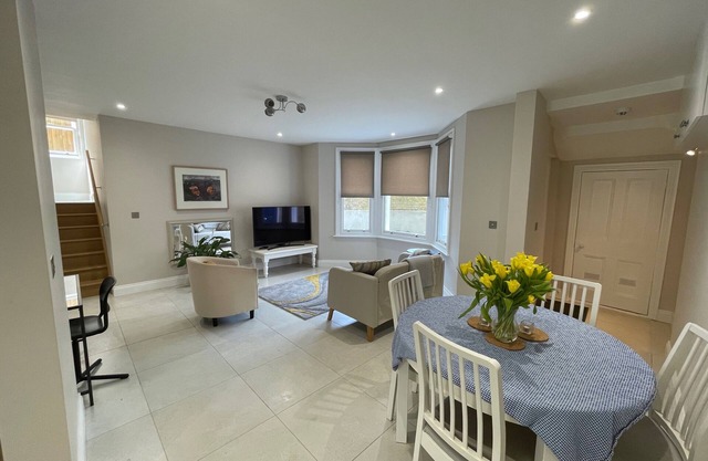 Beautifully Appointed One Bed Apartment. Near Richmond Park, and Kew Gardens
