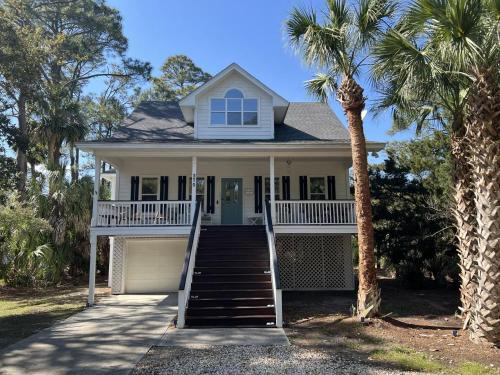 Beautifully appointed 3-Bed, 25-Bath Home, Great Location near Beach & Club