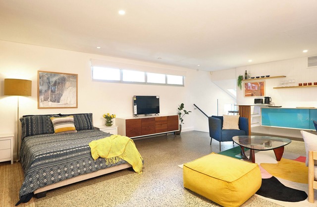 Beautifully appointed Bulli studio nestled between coast and escarpment