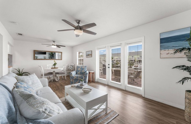 Beautifully decorated 1 bed condo in Waterside Side South avail June - Sept 24!
