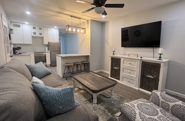 Beautifully renovated duplex. 20 mins from anywhere Memphis.