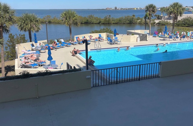Beautifully decorated modern GULF FRONT CONDO Sleeps 4 Hudson, FL