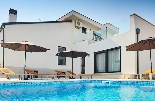 Belle villa à Kaštel en Croatie avec piscine