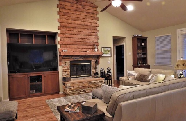 Beautifully furnished home with HOT TUB