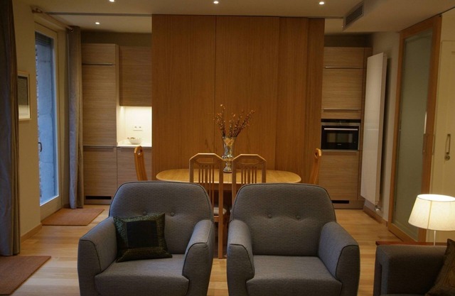 Luxueux appartement d'une chambre meublé avec un petit jardin et une piscine