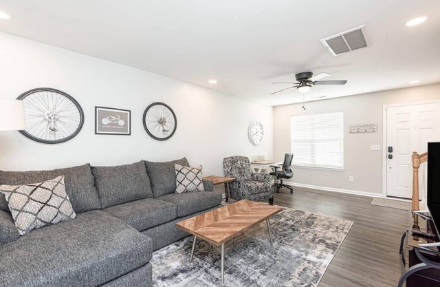Beautifully Furnished, Raleigh Townhome Retreat