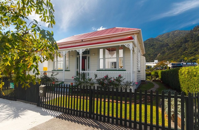 Beautifully-maintained Villa in walking distance to Te Aroha hot pools, cafes