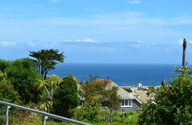 Magnifiquement présenté, appartement de luxe au rez-de-chaussée avec vue sur la mer et parking