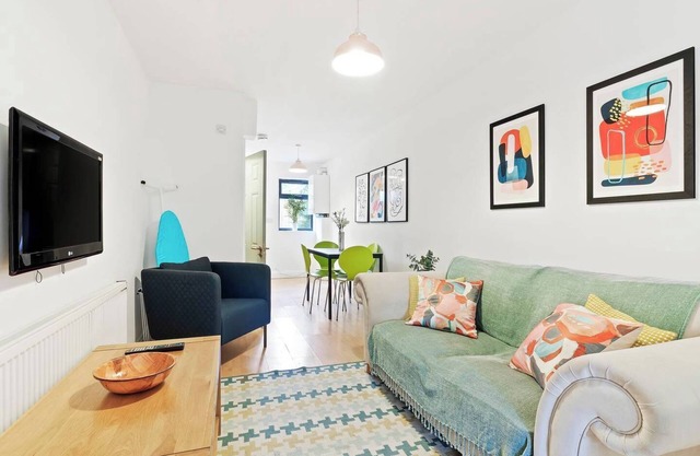 Pop, Bright 2 Bed, 1.5 Bath House in Kennington