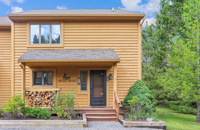 Beautifully redecorated condo offers lots of amenities. Hummingbird Corner!