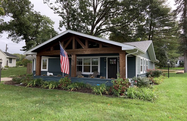 Beautifully Remodeled Lake Cottage with Stunning view of Stone Lake