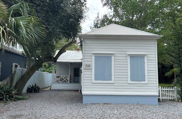 Beautifully Renovated 3-bedroom cottage in Old Town BSL. Close to Everything!
