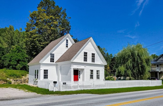 Beautifully restored 1800s farmhouse near ski slopes & steps from VAST