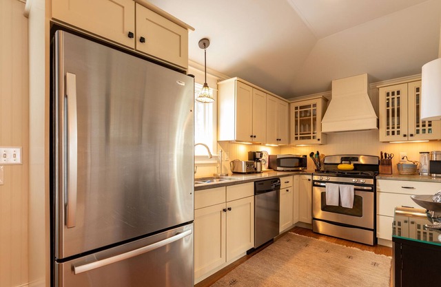 Beautifully Restored Craftsman home in Manteo