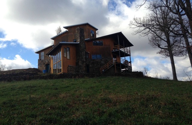 Maison hippie magnifiquement restaurée près des ruisseaux Falls en Suède.