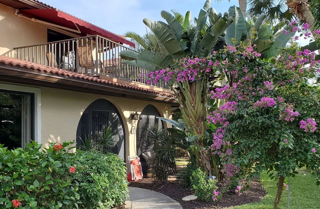 Beautifully updated Bonita Springs Townhome close to Beaches and Shopping