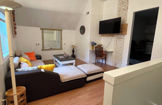 Beautifully updated and spacious 1 Bedroom Apt.