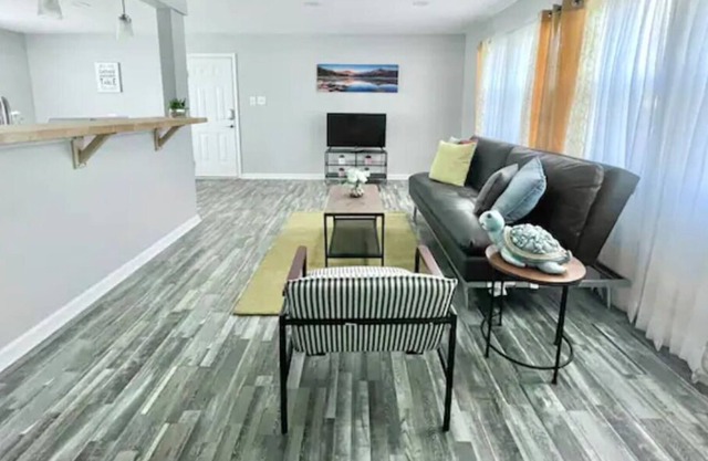 Beautifully Updated in Greenwood, 15 min to Indy!