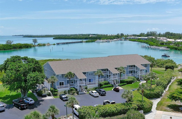 Beautifully Updated Bayview Condo #40 w/ amenities and sleeping 4 in ultra comfort!
