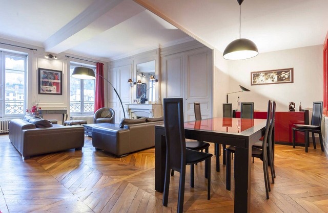 Superbe appartement au bord de la Saône à Lyon. Jusqu'à 12 personnes