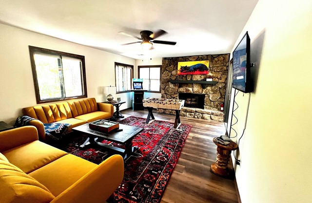 Wooded Oasis 9 lits + bain à remous intérieur au coeur du COS, 10 min ou moins à AFA