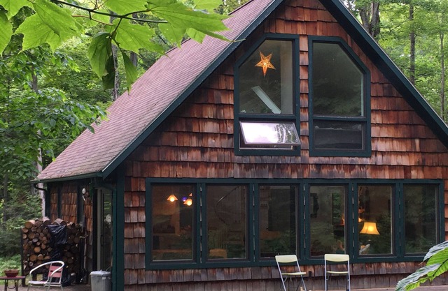 Beaver Island Chalet 2BR, 2BA peut accueillir 5+, de grandes fenêtres donnant sur de beaux bois.