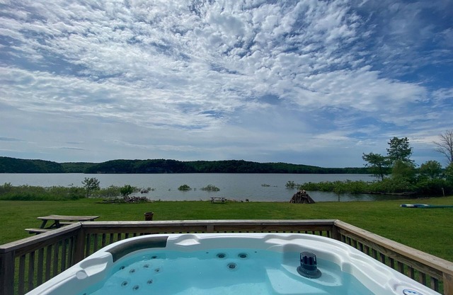 Waterfront Beaver Family Fun+Beaver Lake+Hot Tub