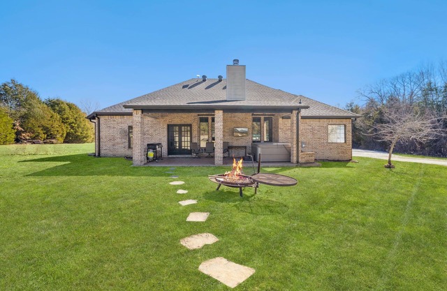 Beaver Lake Getaway 3BR w/ Hot Tub, Fire Pit & Boat Parking!