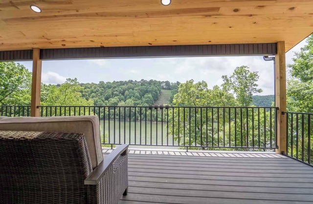 Beaver Lake Retreat with Hot Tub & Game Room