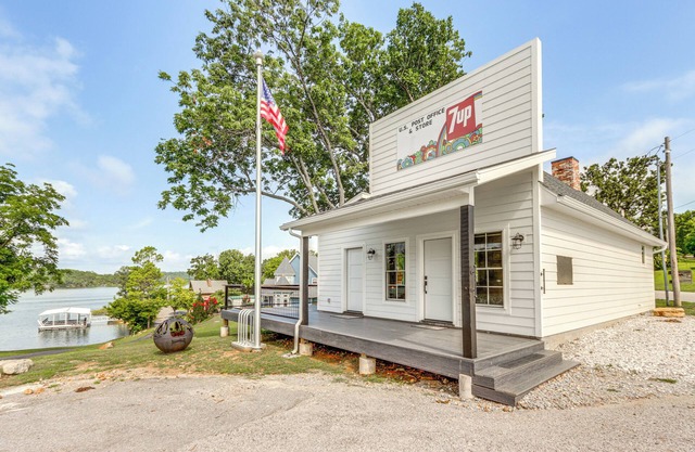 Beaver Lake Studio: Luxe Stay at Historic Site