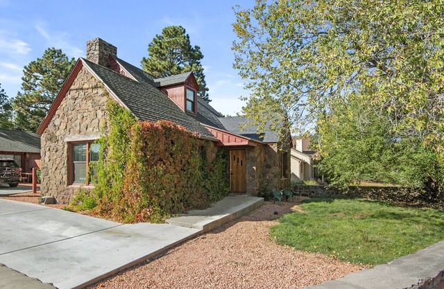 Beaver Street Trio w/3 Bungalows, Fenced Yards, AC, W/D, Fast WiFi, Smart TVs