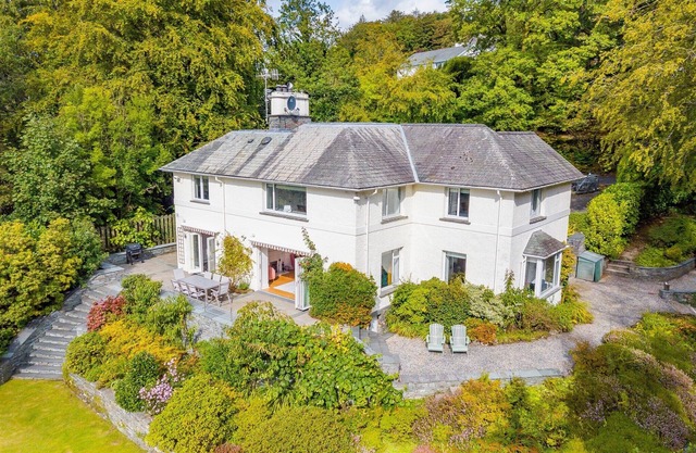 Beck View- luxury home with lake views (sleeps 9)