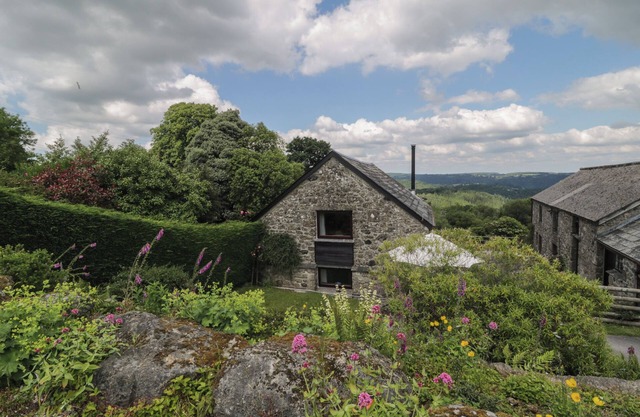BECKAFORD COTTAGE, pet friendly, with open fire in Bovey Tracey
