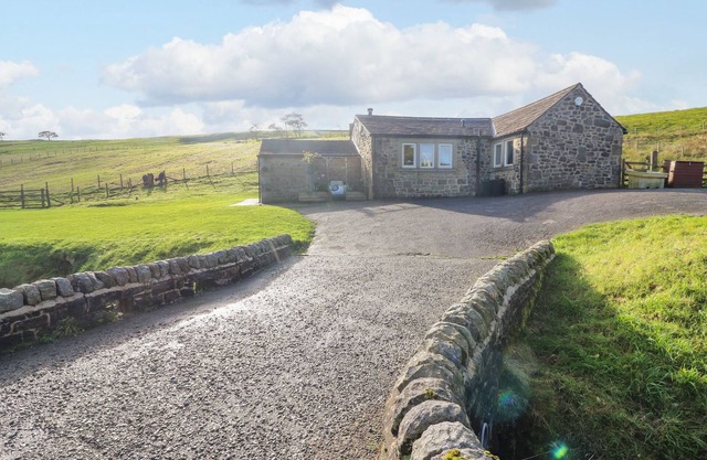 BECKSIDE COTTAGE, romantic, with hot tub in Cowling